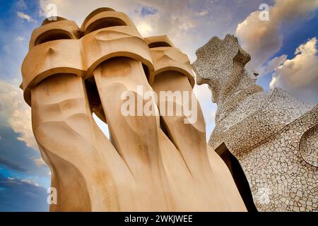 Cheminées sur le toit de Casa Mila, bâtiment la Pedrera, Antoni Gaudi, Barcelone, Catalogne, Espagne, Europe Banque D'Images