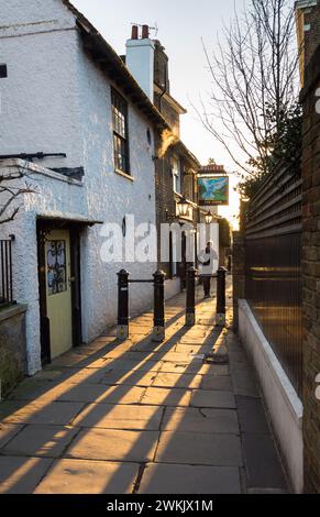 Longues ombres et lumière du soleil en soirée devant la Dove public House à Hammersmith, West London, Angleterre, Royaume-Uni Banque D'Images