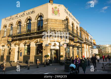 Les gens marchent devant la célèbre maison publique de Rutland Arms sur Lower Mall, Hammersmith, Londres, Angleterre, Royaume-Uni Banque D'Images