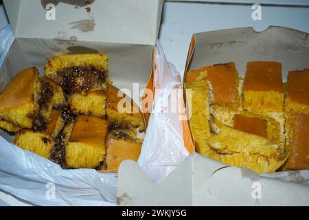 Photo de fromage banane martabak dans une boîte, une collation typiquement indonésienne Banque D'Images