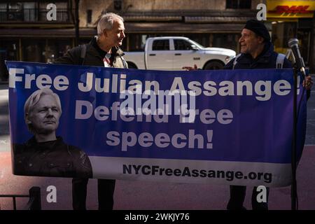 New York, États-Unis. 20 février 2024. Un groupe de partisans de Julian Assange s'est réuni devant le consulat britannique à New York le 20 février 2024 en solidarité avec Julian Assange, le fondateur de WikiLeaks, a son dernier appel devant la haute Cour britannique pour empêcher l'extradition vers les États-Unis. S'il est extradé, Assange risque une peine de 175 ans pour avoir dénoncé des crimes de guerre commis par les États-Unis. (Photo de Steve Sanchez/Sipa USA). Crédit : Sipa USA/Alamy Live News Banque D'Images