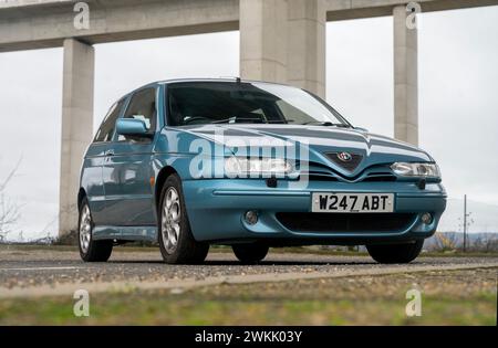 Alfa Romeo 145 Cloverleaf, phase 2 lifting en Azzurro Fantasia bleu de l'année 2000 Banque D'Images