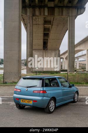 Alfa Romeo 145 Cloverleaf, phase 2 lifting en Azzurro Fantasia bleu de l'année 2000 Banque D'Images