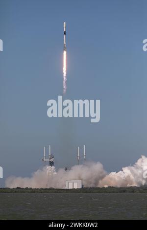 Cap Canaveral, comté de Brevard. 20 février 2024. Lift & Pad photos de SpaceX B-1067-17 transportant le satellite de télécommunications indonésien MERAH PUTIH 2 depuis SLC-40 Cape Canaveral, Floride, Comté de Brevard, USA à 15:11 le 20 février 2024. (Photo de Scott Schilke/Sipa USA) crédit : Sipa USA/Alamy Live News Banque D'Images