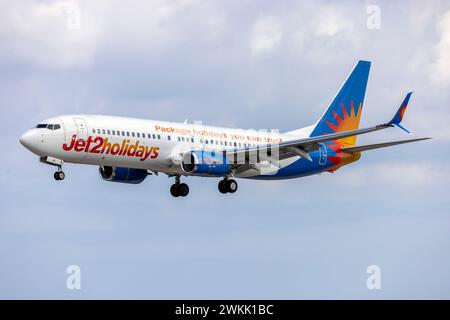 Jet2 Holidays Boeing 737-8MG (REG : G-JZBC) débarquant dans l'après-midi. Banque D'Images