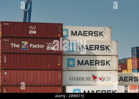 Panama City, Panama - 22 janvier 2024 : conteneurs maritimes UED par Maersk et ZIM empilés dans le port à conteneurs de la ville Banque D'Images