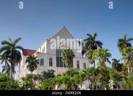 Panama City, Panama - 22 janvier 2024 : église avec des palmiers dans le parc près du centre de Panama City. Banque D'Images