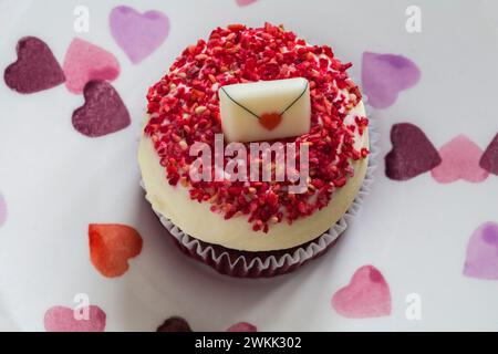 Red Velvet Love Note Cutie cupcakes cupcake de M&S sur assiette avec coeurs Banque D'Images