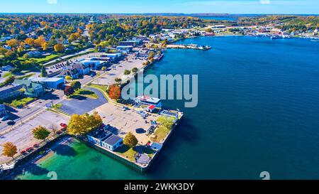 Ville aérienne d'automne au bord du lac avec quai de bateau dans le Michigan Banque D'Images