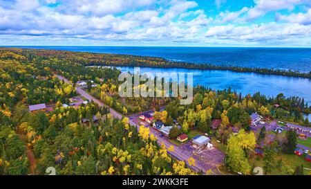 Forêt aérienne d'automne au bord du lac dans le Michigan Banque D'Images