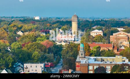 Vue aérienne d'automne d'Ypsilanti avec château d'eau historique Banque D'Images