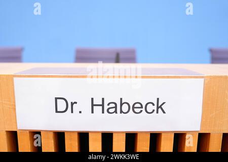 Bundespressekonferenz, Vorstellung des Jahreswirtschaftsberichts 2024 Symbolfoto und Themenbild, leerer Stuhl mit Namensschild von Wirtschaftsminister Robert Habeck in der Bundespressekonferenz, Berlin , 21.02.2024 Berlin Berlin Deutschland *** Conférence de presse fédérale, présentation du rapport économique annuel 2024 photo symbolique et photo thématique, chaise vide portant le nom du ministre de l'économie Robert Habeck à la Conférence de presse fédérale, Berlin , 21 02 2024 Berlin Berlin Allemagne Banque D'Images