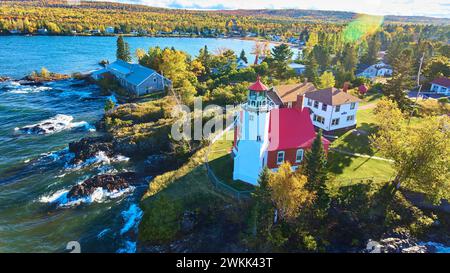 Vue aérienne du phare d'Eagle Harbor en automne, lac supérieur Banque D'Images