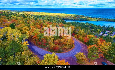 Splendeur aérienne d'automne avec route sinueuse et lac dans le Michigan Banque D'Images