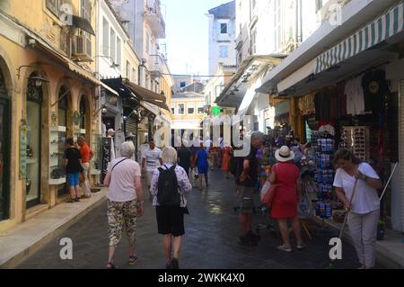 Personnes / vacanciers Shopping & Walking dans les vieilles rues étroites de la vieille ville de Corfou, Grèce, UE. Banque D'Images