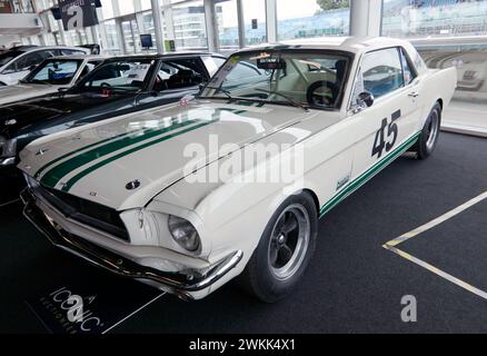 Vue trois quarts de face d'une Ford Mustang FIA 289ci Race car 1965, en vente dans l'emblématique vente aux enchères, au Silverstone Festival 2023 Banque D'Images