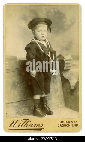 Original, charmant, victorien carte de visite (carte de visite ou CDV) de jeune garçon victorien mignon, chilld victorien, âge d'environ 3 ou 4 ans portant un costume de marin à la mode. Du studio d'Alfred Williams de Broadway, Crouch End, Londres, Royaume-Uni vers 1880. Banque D'Images