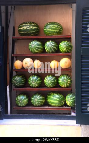 Exposition de pastèques vertes et melons jaunes de miel devant un magasin dans la vieille ville de Corfou, Grèce, UE. Banque D'Images