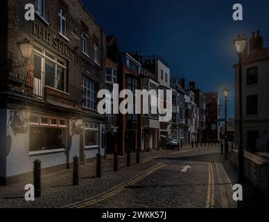 Bath Square, Old Portsmouth en début de soirée avec éclairage public illuminant la rue pavée. Banque D'Images