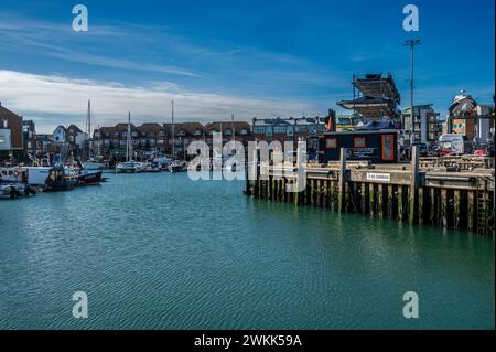 Vue sur les quais de Camber, Old Portsmouth, avec des yachts et des bateaux de pêche dans le port. Banque D'Images