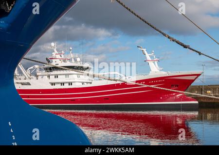 20 février 2024. Port de Fraserburgh, Aberdeenshire, Écosse. Il s'agit du grand bateau de pêche au chalut accosté à l'embarcadère dans le port de Fraserburgh. Banque D'Images