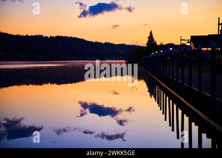 Crépuscule sérénité à Lakeside Pier avec réflexion Banque D'Images