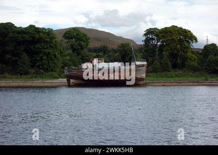 Un vieux bateau de pêche rouillé (naufrage) sur la plage entre Loch Linnhe et Loch Eil près de Corpach et Caol près de Fort William, Écosse, Royaume-Uni. Banque D'Images