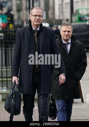 Art O'Leary (à gauche), directeur général d'an Coimisiun Toghchain, et Tim Carey (à droite), directeur général, chef des opérations électorales, arrivant à Leinster House, Dublin, pour une apparition au Comité mixte de l'Oireachtas sur les affaires de l'Union européenne, pour discuter des prochaines élections européennes de 2024, du droit de vote et de la lutte contre la désinformation. Date de la photo : mercredi 21 février 2024. Banque D'Images