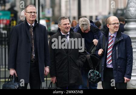 Art O'Leary (à gauche), directeur général d'an Coimisiun Toghchain, Tim Carey (deuxième à gauche), directeur général, chef des opérations électorales, et Brian Dawson (à droite), responsable de la communication et de l’engagement public, arrivant à Leinster House, Dublin, pour une apparition au Comité mixte de l’Oireachtas sur les affaires de l’Union européenne, pour discuter des prochaines élections européennes de 2024, du droit de vote et de la lutte contre la désinformation. Date de la photo : mercredi 21 février 2024. Banque D'Images