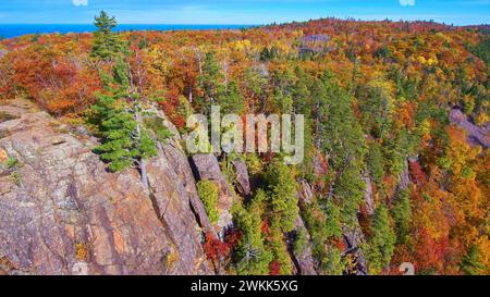 Splendeur aérienne d'automne dans la forêt du Michigan avec falaises rocheuses Banque D'Images