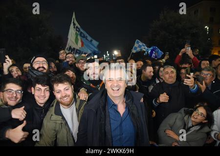 Naples, Italie. 19 février 2024. Federico Grassi, président de GeVi Napoli basket, célèbre avec ses supporters la victoire contre EA7 Emporio Armani Milan de Frecciarossa final Eight 2024. (Photo de Pasquale Gargano/Pacific Press/Sipa USA) crédit : Sipa USA/Alamy Live News Banque D'Images