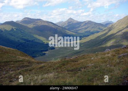 La rivière Dessarry à Upper Glen Dessarry de Corbett 'Fraoch Bheinn' Scottish Highlands, Écosse, Royaume-Uni. Banque D'Images