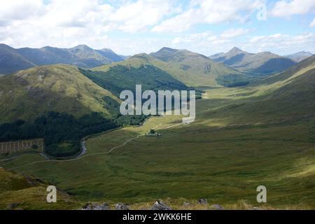 La rivière Dessarry à Upper Glen Dessarry de Corbett 'Fraoch Bheinn' Scottish Highlands, Écosse, Royaume-Uni. Banque D'Images