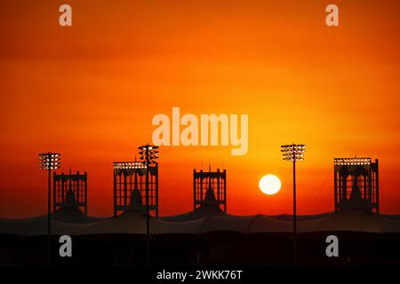 Sakhir, Bahreïn. 21 février 2024. Atmosphère du circuit - coucher de soleil. 21.02.2024. Essais de formule 1, Sakhir, Bahreïn, premier jour. Le crédit photo devrait se lire : XPB/Alamy Live News. Banque D'Images