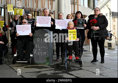 Édimbourg, Écosse, Royaume-Uni. 21 février 2024. Le Professeur Sam Eljamel proteste devant Holyrood par les patients affectés, protestant contre les "tergiversations" sur le retard de l'enquête publique sur l'affaire. Crédit : Craig Brown/Alamy Live News. Banque D'Images