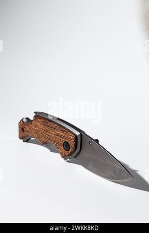 Image de haute qualité avec un couteau de poche moderne élégant avec un manche en bois durable, parfait pour les activités de plein air. Banque D'Images