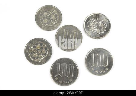 100 Yen coins japanese Money – pays de Galles, Royaume-Uni – 19 février 2024 Banque D'Images