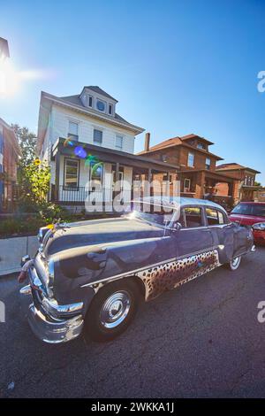 Voiture Vintage peinte sur mesure en Suburban America avec garnitures chromées Banque D'Images
