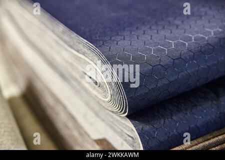Gros plan sur la texture de tissu à motif hexagonal bleu de luxe Banque D'Images