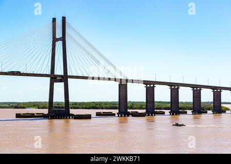 Rosario - Victoria pont sur la rivière Parana dans la ville de Rosario, Santa Fe, Argentine. Il s'agit d'un pont à haubans de type harpe. Banque D'Images