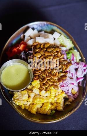 Saladier gourmand coloré avec graines de citrouille rôties, vue de dessus Banque D'Images