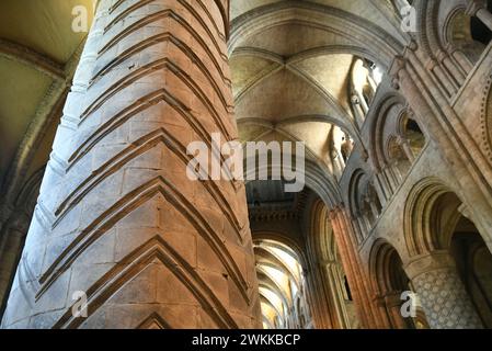 Le motif en zig-zag, connu sous le nom de chevron, apparaît dans de nombreux endroits de la cathédrale de Durham, et est utilisé avec beaucoup d'efficacité dans la chapelle de Galilée Banque D'Images