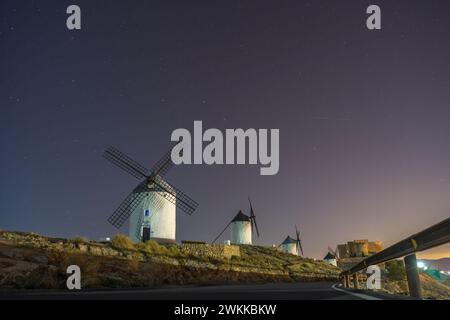Ciel étoilé sous les moulins à vent de la ville médiévale de Consuegra. Moulins à vent dans les terres de Don Quichotte et Sancho Panza. Castilla la Mancha. Banque D'Images