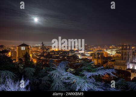 Vue panoramique depuis le sommet d'un point de vue sur la ville de Burgos la nuit et sa cathédrale illuminée. Burgos. Espagne. Banque D'Images