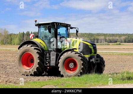 Tracteur CLAAS Axion 850 dans les champs par une journée ensoleillée de printemps. Salo, Finlande. 20 mai 2023. Banque D'Images