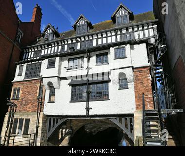 Maison historique à colombages surplombant High Bridge datant du XVIe siècle dans le centre-ville de Lincoln, en Angleterre Banque D'Images