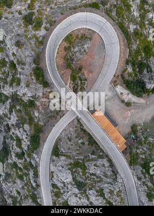 Une vue aérienne du virage en épingle à cheveux nus de sa Corbata dans la Serra Tramuntan de Majorque près du col de Coll de Reis Banque D'Images