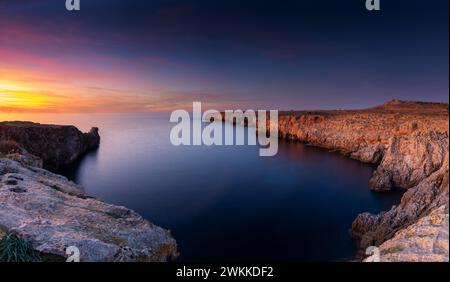 Vue sur les falaises et le rivage accidenté à Pont d'en Gil dans le nord-est de Minorque près de Ciutadella au coucher du soleil Banque D'Images