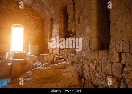 Morceaux de colonnes à l'intérieur d'un ancien temple grec. Banque D'Images