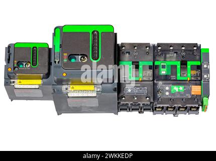 Un groupe de disjoncteurs montés sur boîtier avec des fonctions de protection efficaces et une électronique fiable. Isolé sur fond blanc. Banque D'Images